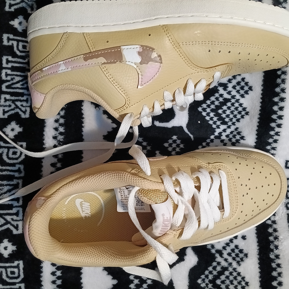 Nike Low-Top Sneakers with Pink Camo Swoosh - Beige